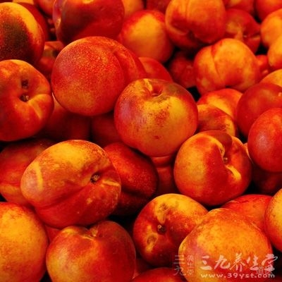 杏子成熟以后，可以挑选皮色是紫红色或者橘黄色