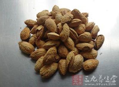 巴旦木仁是维吾尔人传统的健身滋补品