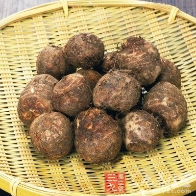 芋头为碱性食品，能中和体内积存的酸性物质，调整人体的酸碱平衡