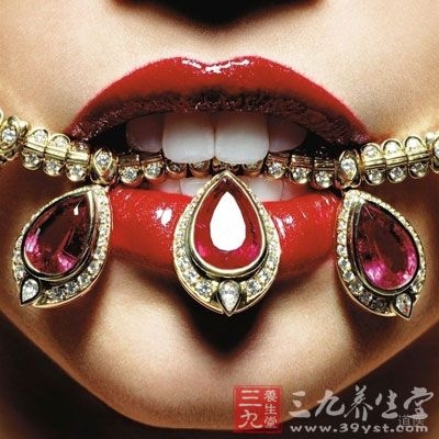 嘴唇皮肤纤薄细嫩，组织结构层厚度只有身体皮肤的1/3