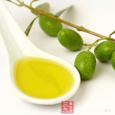 纯正的橄榄油具有良好的亲水性和亲油性