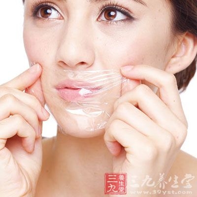 在敷了保鲜膜的嘴唇上，再覆盖上热毛巾