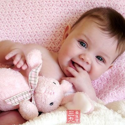 宝宝嘴唇干裂还可以用以下方法来缓解