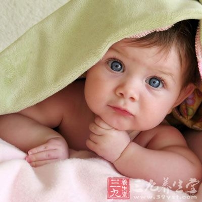 宝宝嘴唇干裂如何预防