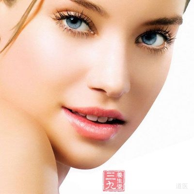 诱发嘴唇干裂很大原因是因为人们经常用舌头去舔去咬