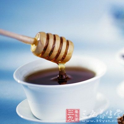 将蜂蜜均匀地涂在嘴唇上，保留20分钟后擦拭干净