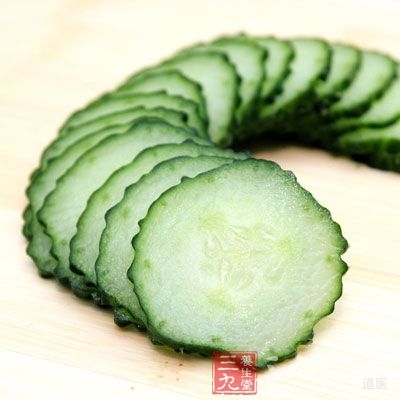 觉得脸部干干的，贴黄瓜片是最舒服的啦