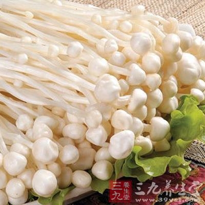 炒至半熟时加入适量的清水和生姜