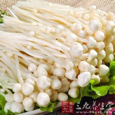 金针菇菌盖小巧细腻，黄褐色或淡黄色，菌肉为白色