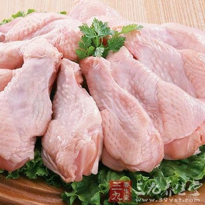 金针菇适合和鸡肉搭配食用，能够促进蛋白质的吸收和脂肪的消化