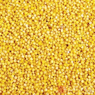 牡蛎中缺乏色氨酸、蛋氨酸，搭配蛋氨酸和色按酸含量较高的食物，如小米，能更好地发挥牡蛎的营养作用