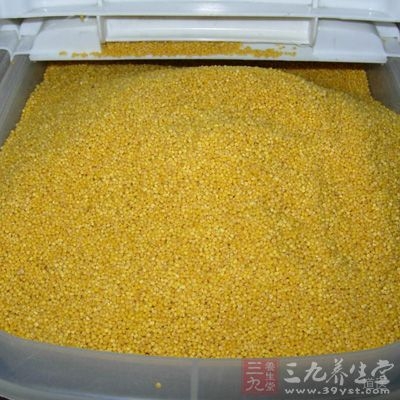 小米失去了保护层，籽粒较小，粮堆孔隙度小