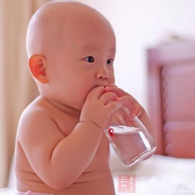 最主要的还是让宝宝多喝水吧，或是果汁也好