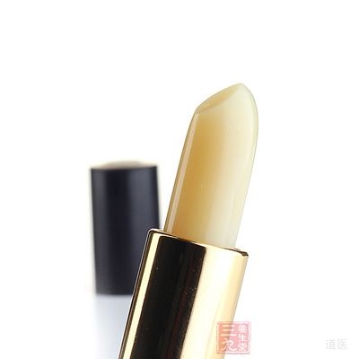 其实日常用的润唇膏是分偏水质和偏油质两种