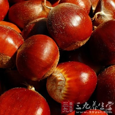 栗子中所含的淀粉较多，糖尿病人不建议多吃