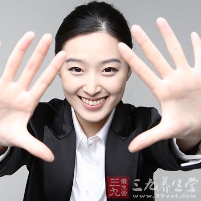 手汗症是因紧张、兴奋、压力或夏天高温时，交感神经机能亢进造成手掌排汗异常增加所致