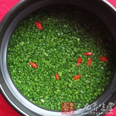 韭菜汤主治小儿盗汗自汗，手足心热