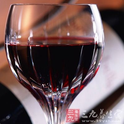  建议少饮酒，尽量不要吃辛辣食物