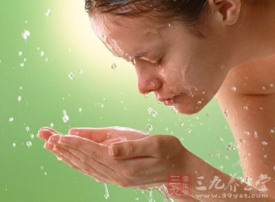 洗脸时在清水里加一匙白醋，日久可以使皮肤显得白皙、柔嫩