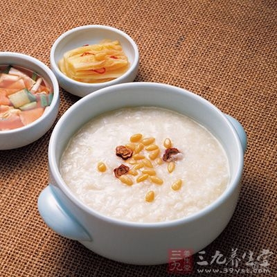 晚饭宜吃少、清淡，可以喝点粥