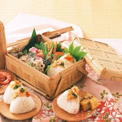 午餐除要营养丰富，荤素搭配外，建议可以喝点汤