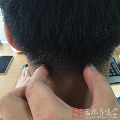 少阳头痛应疏通少阳经脉，穴位选取风池