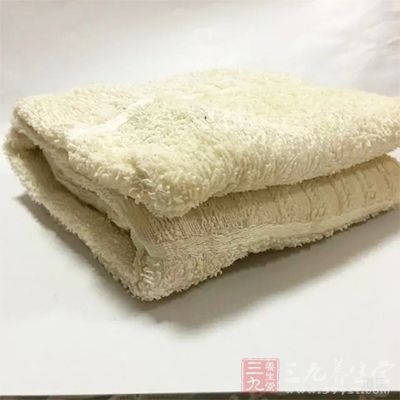 使用毛巾松紧适宜地缠在太阳穴周围