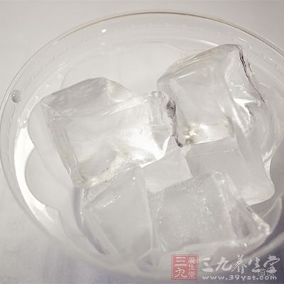 将冰块放在冰袋里或用毛巾包好