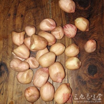 少食含酸的食物，如花生