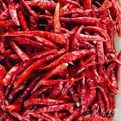 避免摄入刺激胃酸增加的调味品，如辣椒