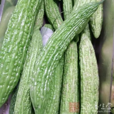 新鲜苦瓜切丝，先用开水浸泡片刻以去苦味
