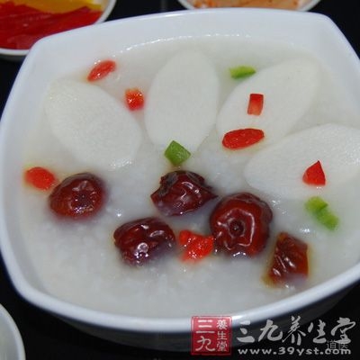 将淮山药扎细过筛，放入盆内，调入凉水成糊