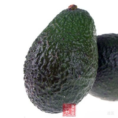 去除果皮最好的工具是水果刀或小勺，掌握好力度便能把果皮完美剔除