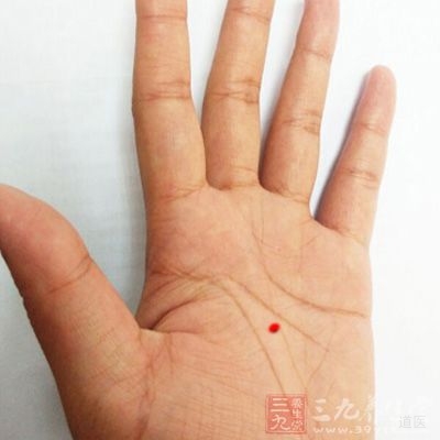 劳宫穴位于手心部，双手对搓，擦到手心微热