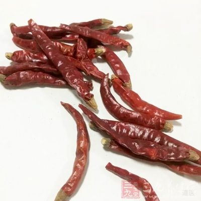 适当吃吃辛辣食物如辣椒、胡椒、芥末等可促进血液循环