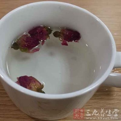 用热水冲泡10颗左右的干玫瑰花，可配蜂蜜
