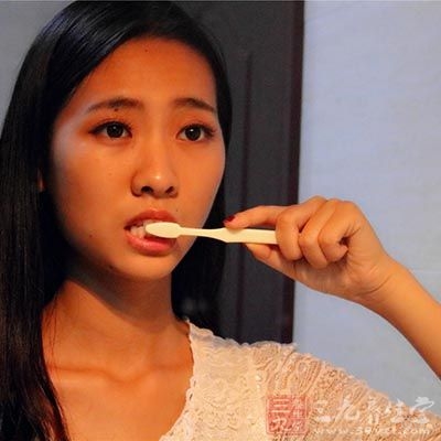 用冰盐水漱口刷牙