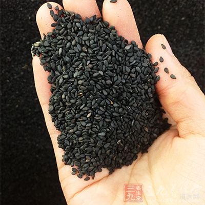 芝麻与冰糖共放碗中，开水冲饮