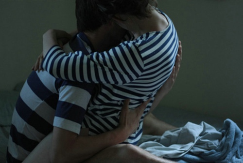 以舌头挑逗男人敏感部位，让他每晚都想早点回家