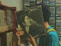 当众亲热的情侣是怎么想的