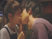 女生第一次接吻的时候手应该放哪里