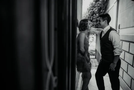 同房到一半女生有尿意，要停止还是继续