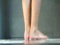 洗澡时你会顺便尿尿吗？想不到有这些好处