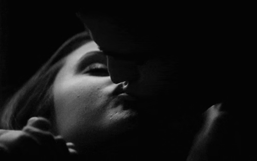 你一天亲吻你伴侣几次？接吻居然有这么多好处