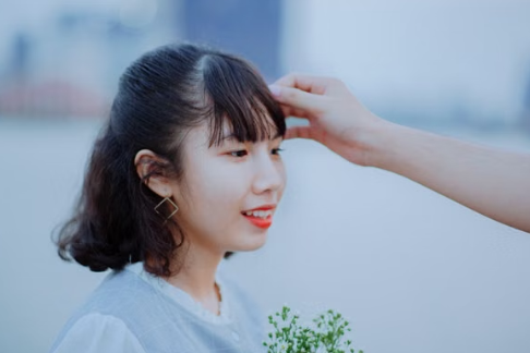 女生主动让男生摸自己的头发代表什么