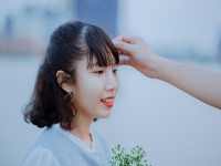 女生主动让男生摸自己的头发代表什么