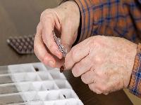 女性感染宫颈疣初期阴道表面是什么颜色？感染宫颈疣会危害后代吗？