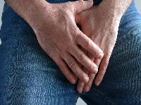 男性生殖器疱疹发生在哪些部位？男性生殖器疱疹有什么症状？