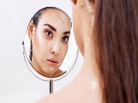 手上一个个白点是白癜风吗