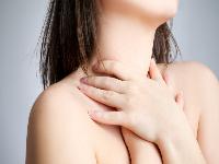 扁桃体结石会灼热喉咙吗